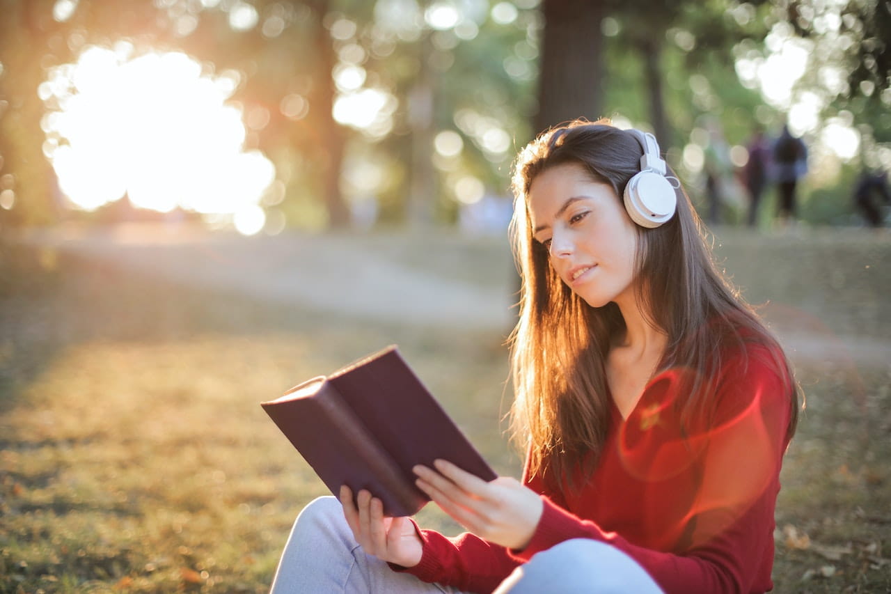 Mulher lendo a Bíblia e meditando